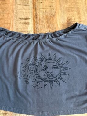 Romwe Crop Top Size M Grey Sun Moon Graphic Off Shoulder Tee